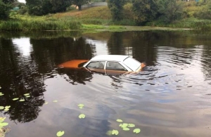 У річці на Житомирщині потонула «Таврія»: власниця забула поставити на «ручник». ФОТО