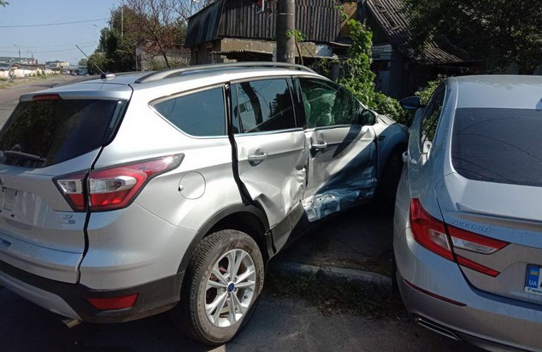 В Житомире на перекрестке столкнулись два автомобиля и протаранили забор дома. ФОТО