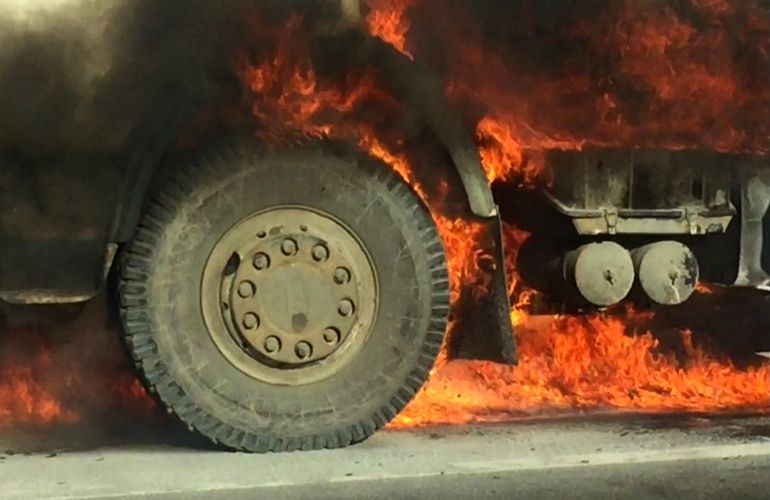 На трассе под Житомиром загорелся грузовик, перевозивший зерно: груз удалось спасти. ФОТО
