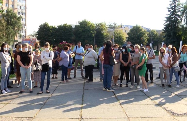 2 месяца без зарплаты: работники областной психбольницы протестовали в Житомире. ВИДЕО