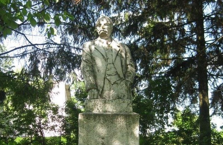 В Житомирской области до сих пор стоят два памятника Ленину. ФОТО