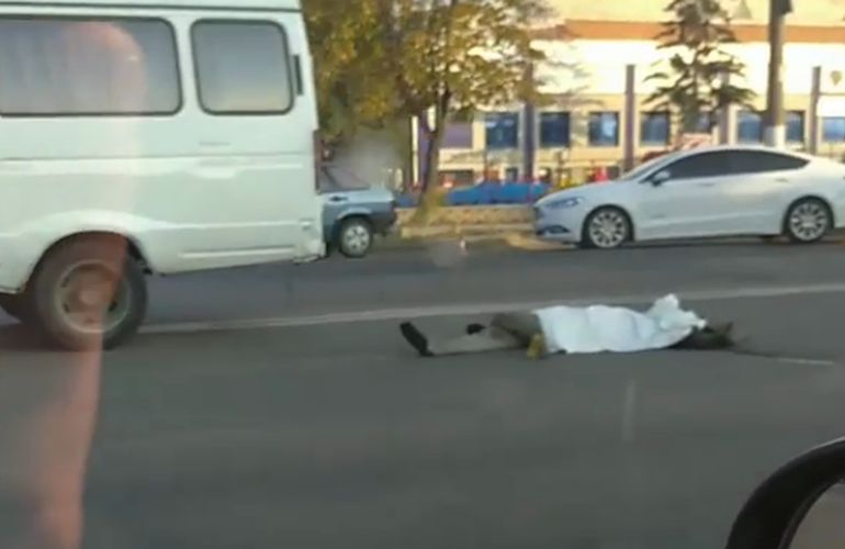 В Житомире на оживленном проспекте сбили пешехода, он скончался на месте аварии