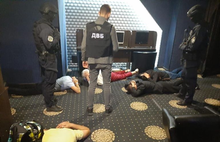 Полиция во второй раз за неделю «накрыла» в Житомире незаконный игорный зал. ФОТО