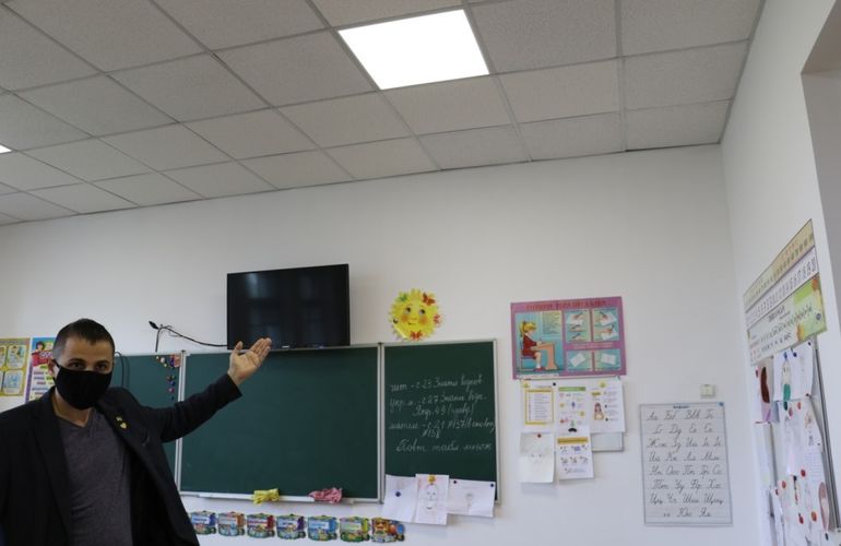 Директор житомирской гимназии опроверг информацию об обвале потолка в классе. ФОТО