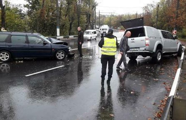 Дождливый день в Житомире начался с двух ДТП на Чудновском мосту. ФОТО