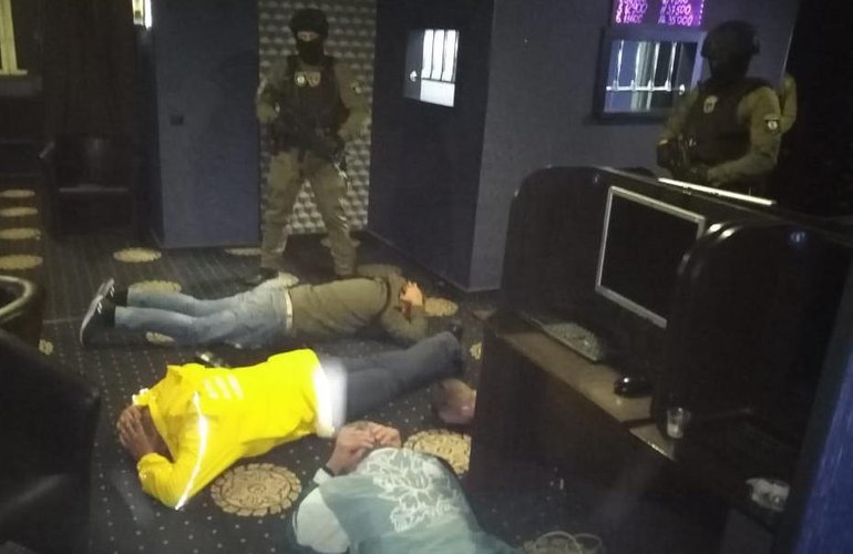 Казино VS полиция, серия четвертая: в Житомире правоохранители снова закрыли игорный зал на Киевской. ФОТО