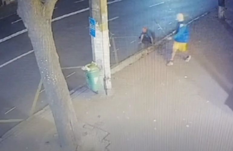 Грабители в Житомире отобрали у мужчины барсетку с деньгами. ВИДЕО