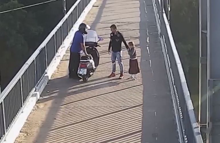 В Житомире «херой» на мопеде заехал на мост в парке и ударил мужчину, потому что тот сделал ему замечание. ВИДЕО