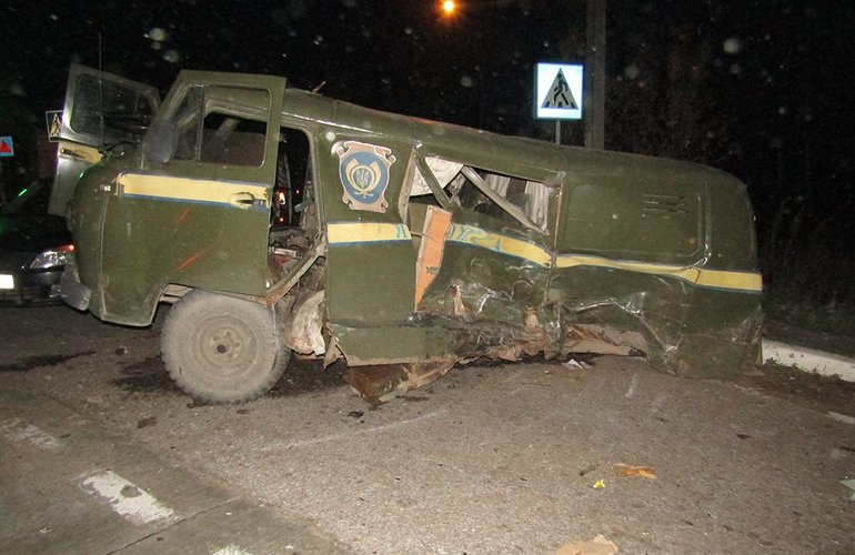 Авария в Житомирской области. Land Cruiser протаранил почтовый «УАЗик», есть пострадавшие. ФОТО