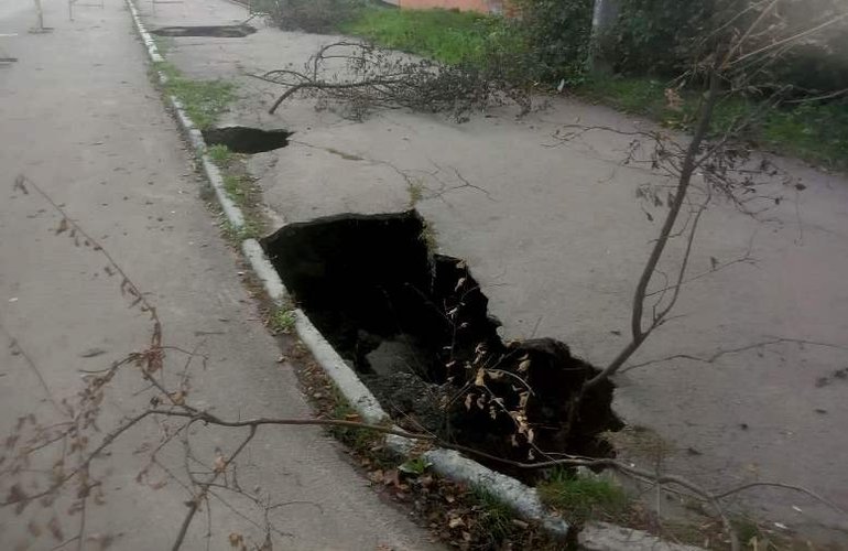 На одной из улиц Житомира из-за прорыва трубы провалился тротуар. ВИДЕО