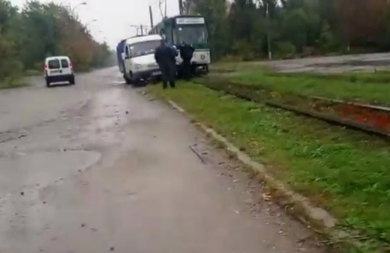 В Житомире грузовик протаранил трамвай, обошлось без пострадавших