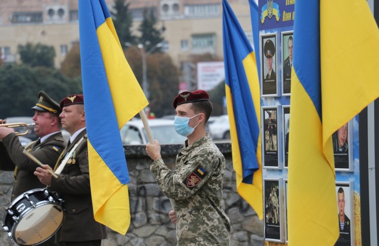 Цветы и фотовыставка: Житомир чтит память защитников Украины. ФОТО