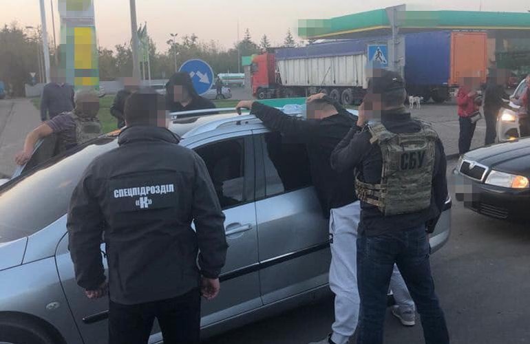 СБУ задержала банду, которая продавала в Житомире оружие и самодельные взрывные устройства. ФОТО