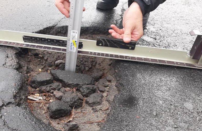 Полицейские на улицах Житомира измеряют глубину ям: некоторые достигают 12 см