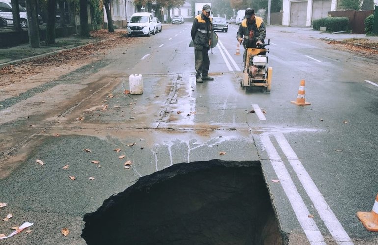 В центре Житомира прорвало канализационный коллектор, на дороге образовалась огромная яма