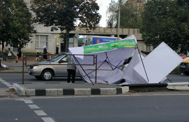 В Житомире конструкция предвыборной палатки упала на прохожих: чудом никто не пострадал