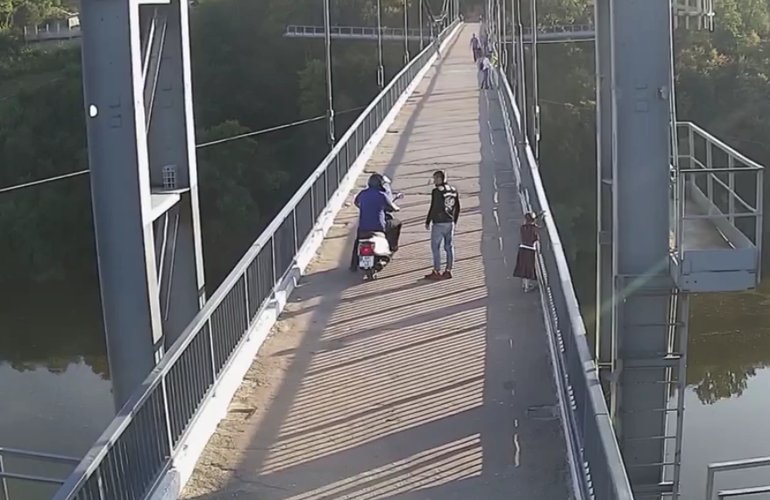 Заехал на пешеходный мост и ударил прохожего: в Житомире будут судить героя резонансного видео