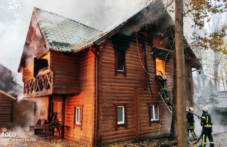 Масштабный пожар в комплексе «Дубки»: сгорела крыша отеля и ресторана. ФОТО