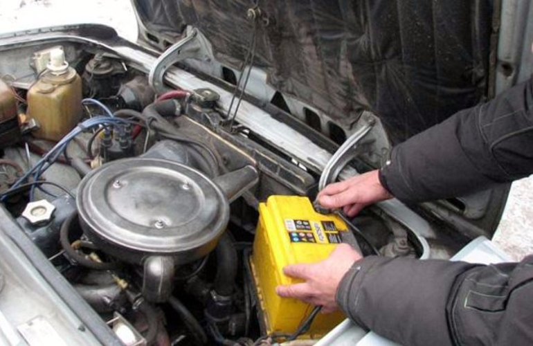 В Житомире поймали 24-летнего вора, который вытягивал аккумуляторы из авто