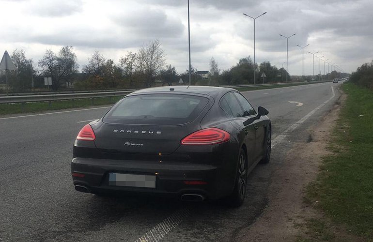 В Житомирской области водитель Porsche превысил скорость и решил откупиться от патрульных