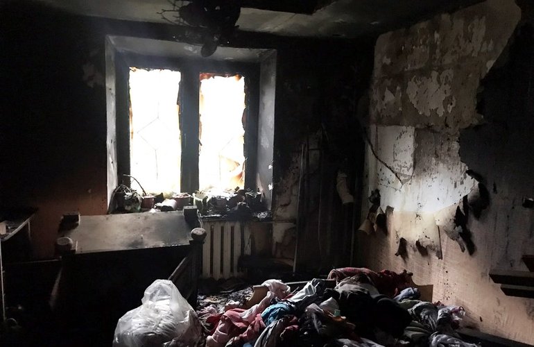 В Житомире пожарные спасли квартиру от полного уничтожения. ФОТО