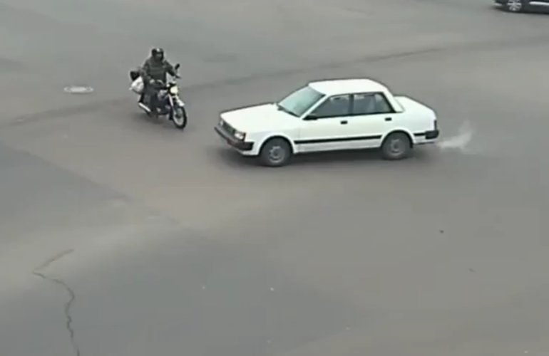 На перекрестке в Житомире мотоциклист врезался в легковушку: камеры «поймали» момент ДТП