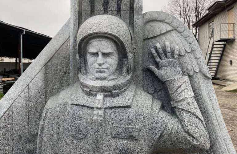 Коростышевские каменщики создали памятник Леониду Каденюку: его установят на Байковом кладбище. ФОТО