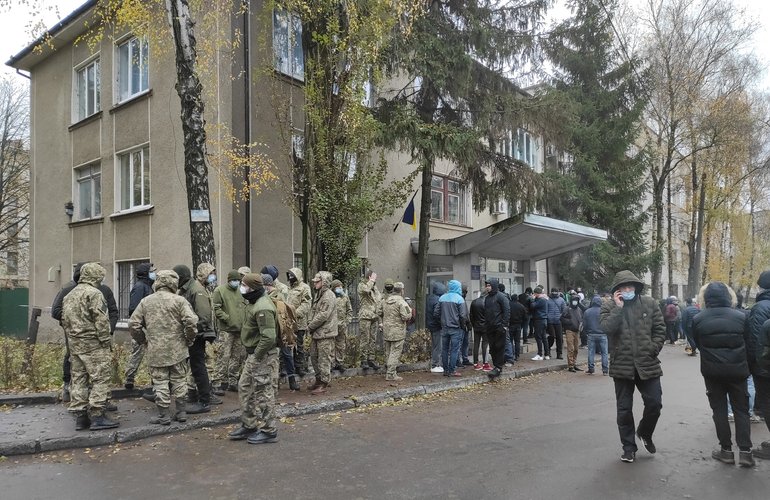 В Житомире под стенами Госгеокадастра протестовали бойцы АТО/ООС. ФОТО