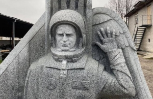 Коростишівські каменярі створили пам'ятник Леоніду Каденюку: його встановлять на Байковому кладовищі. ФОТО