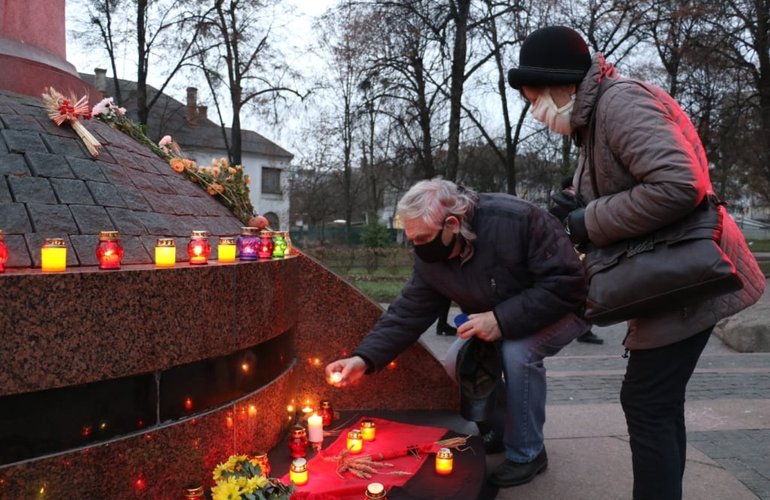 Житомиряне почтили память украинцев, погибших во время голодоморов: фоторепортаж