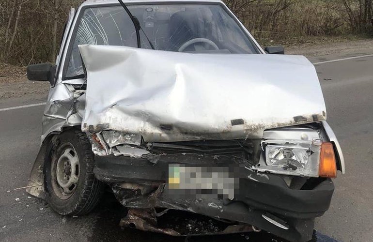 Смяло капоты: в пригороде Житомира произошло лобовое столкновение авто. ФОТО