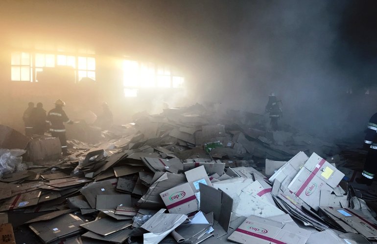 В промзоне Житомира горел склад с макулатурой: огонь тушили 12 спасателей. ФОТО