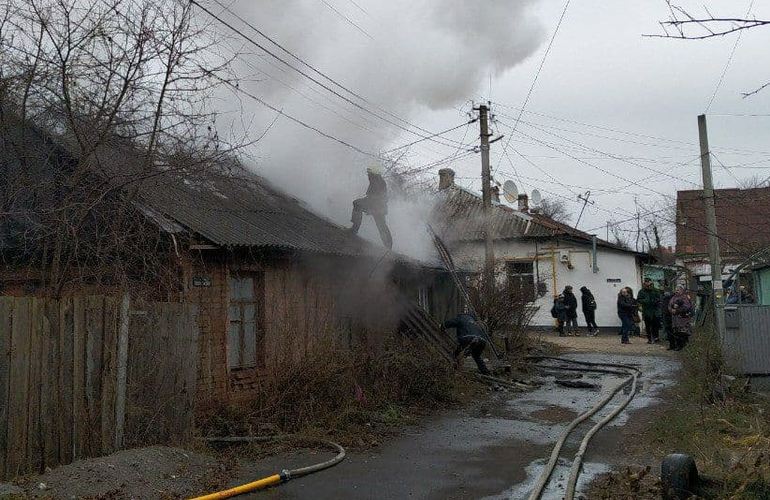 В Житомире 3 отделения спасателей тушили частный дом. ФОТО