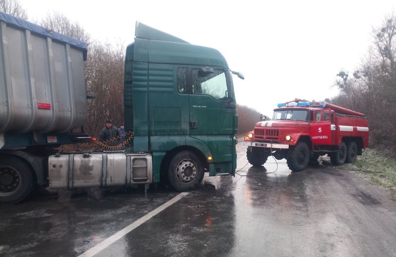 В Житомирской области из ледяного плена освободили 7 грузовиков