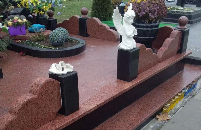 15-летний вандал повредил могилу на военном кладбище в Житомире