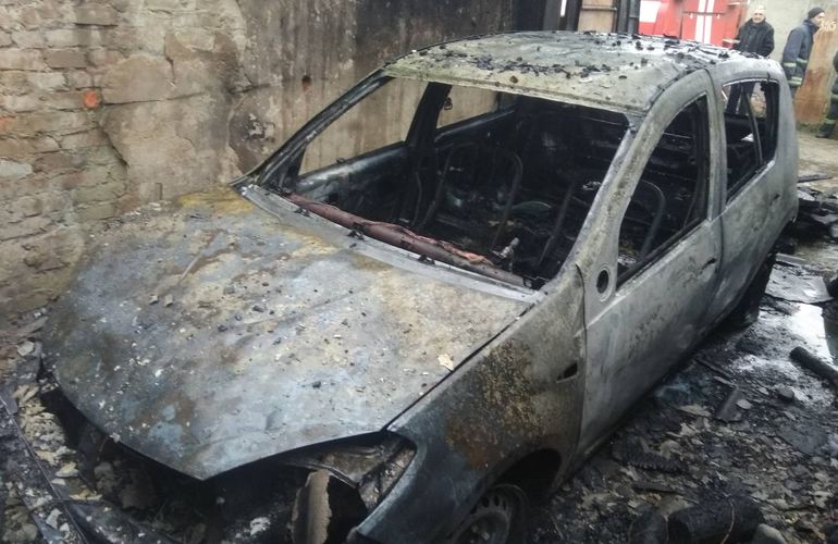 В Житомире мужчина едва не сгорел в гараже, ремонтируя свой автомобиль. ФОТО