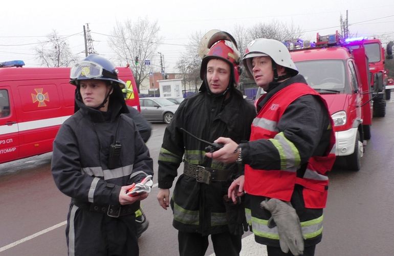 Житомирские спасатели провели учения в «Эпицентре»: тушили условный пожар. ФОТО