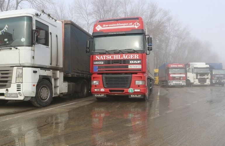 Из-за гололеда в Житомирской области ограничили движение грузовиков и автобусов