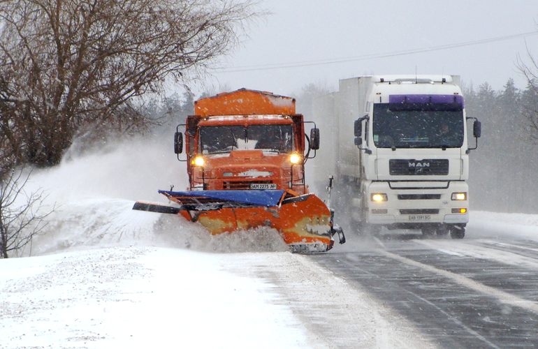 Снегопад накрыл Житомирскую область: всю ночь на дорогах госзначения работала техника