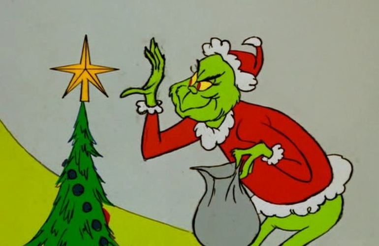 Украл праздник: в Житомире мужчина похитил из общежития украшенную новогоднюю елку