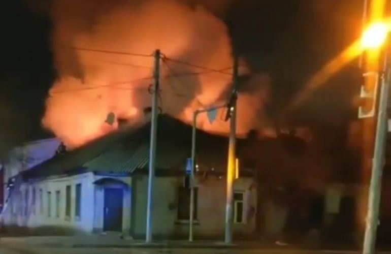 Ночью в Житомире горел частный дом: во время пожара погибла женщина
