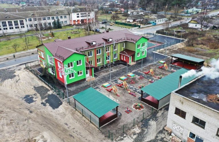 В поселке на Житомирщине недостроенный дом превратили в детский сад. ФОТО