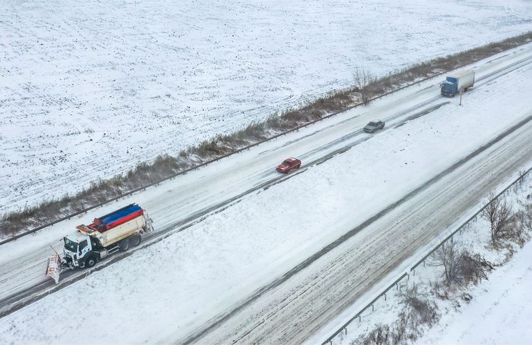 Снегопад в Житомирской области: ночью на дорогах работали более 60 единиц спецтехники