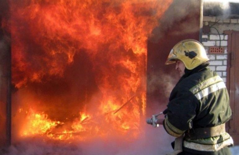 В Житомире во время праздничного застолья в гараже произошел пожар