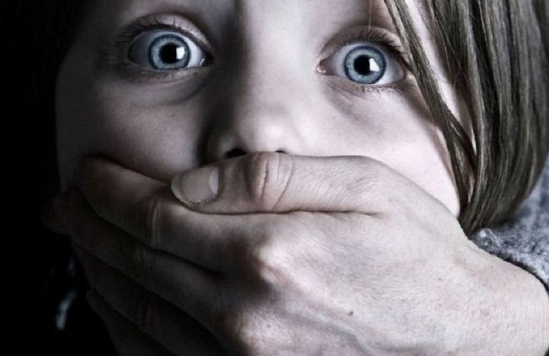 На Житомирщине судили педофила, который развращал свою 3-летнюю племянницу