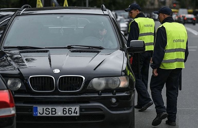 Полиция начала штрафовать водителей «евроблях»: кому и сколько придется заплатить