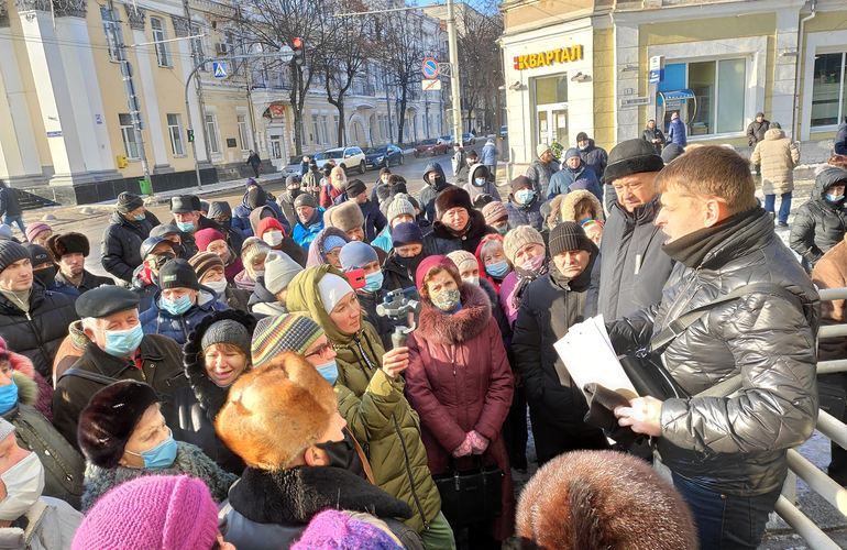 Под стенами Житомирского горсовета состоялась акция протеста с требованием снизить тарифы. ФОТО