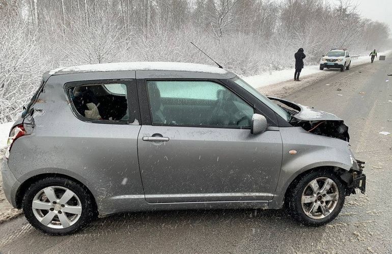 На трассе Киев-Чоп легковушка врезалась в грузовик: обошлось без пострадавших. ФОТО