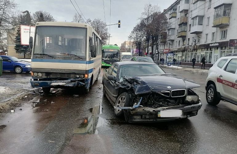 В Житомире столкнулись рейсовый автобус и BMW: есть пострадавшие. ФОТО
