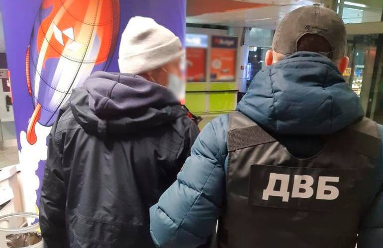 Лидера житомирской наркогруппировки экстрадировали в Украину и сразу задержали в аэропорту